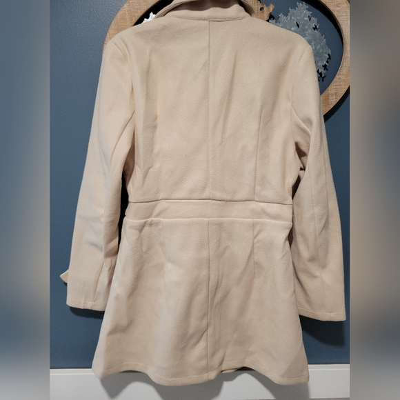 Mid-Length Coat for Women Elegant Notched Lapel & Single-Breasted Button Design. - Picture 3 of 6